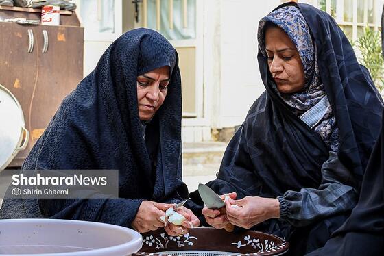 گزارش تصویری | پخت غذای نذری برای مردم حاضر در خیابان