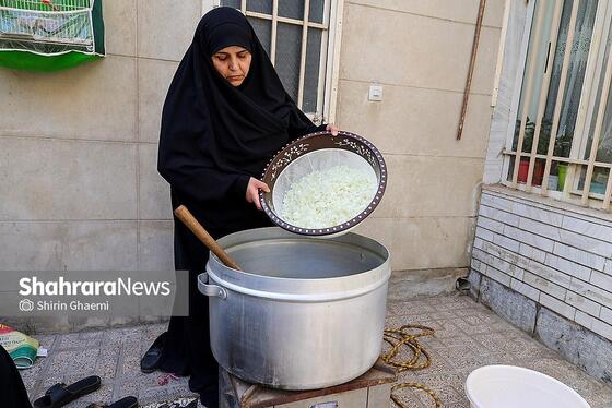 گزارش تصویری | پخت غذای نذری برای مردم حاضر در خیابان