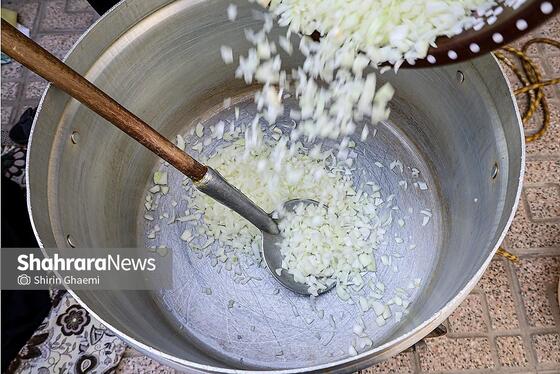 گزارش تصویری | پخت غذای نذری برای مردم حاضر در خیابان
