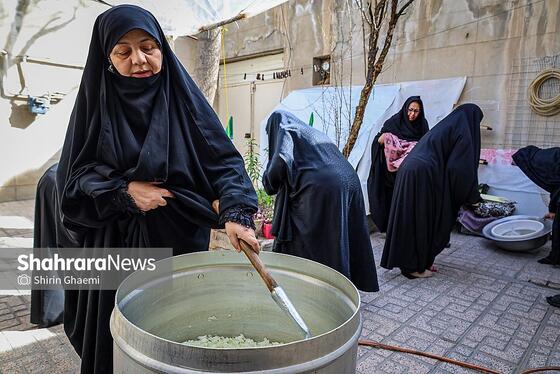 گزارش تصویری | پخت غذای نذری برای مردم حاضر در خیابان