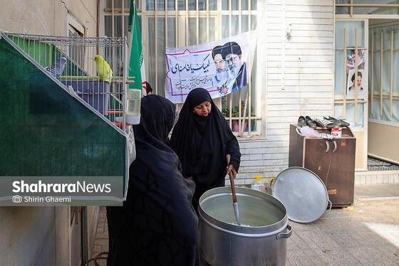 گزارش تصویری | پخت غذای نذری برای مردم حاضر در خیابان