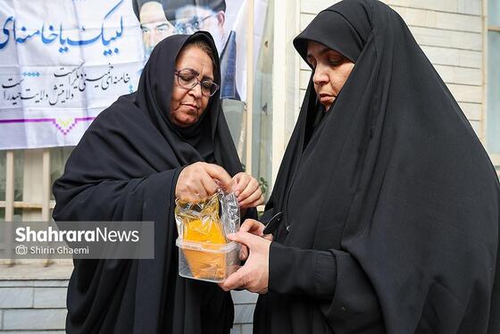 گزارش تصویری | پخت غذای نذری برای مردم حاضر در خیابان