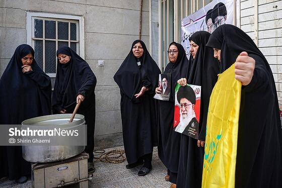 گزارش تصویری | پخت غذای نذری برای مردم حاضر در خیابان