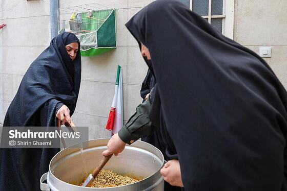 گزارش تصویری | پخت غذای نذری برای مردم حاضر در خیابان