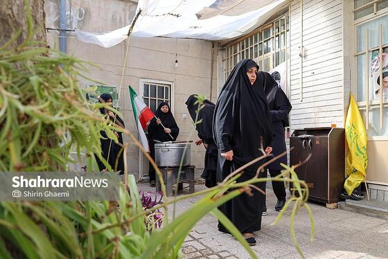 گزارش تصویری | پخت غذای نذری برای مردم حاضر در خیابان