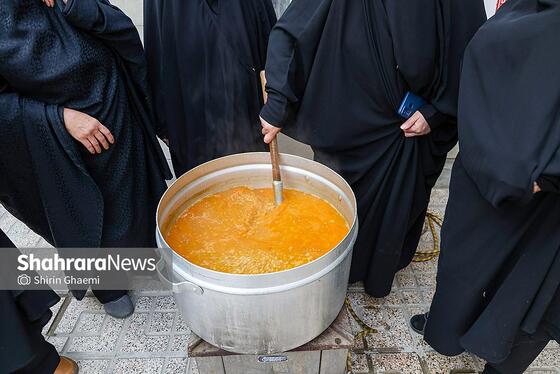 گزارش تصویری | پخت غذای نذری برای مردم حاضر در خیابان