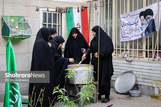 گزارش تصویری | پخت غذای نذری برای مردم حاضر در خیابان