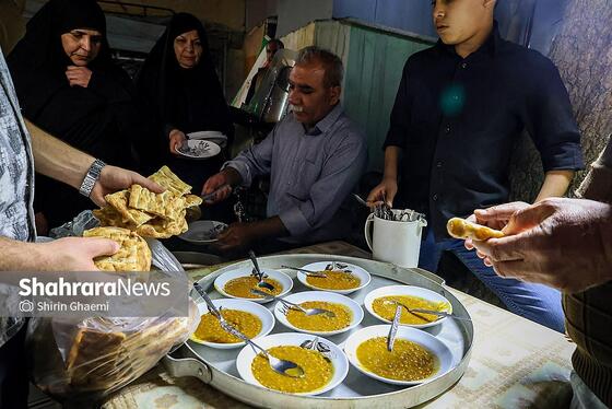 گزارش تصویری | پخت غذای نذری برای مردم حاضر در خیابان