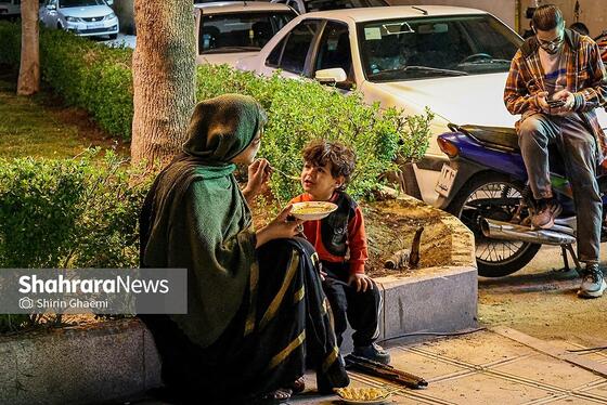 گزارش تصویری | پخت غذای نذری برای مردم حاضر در خیابان