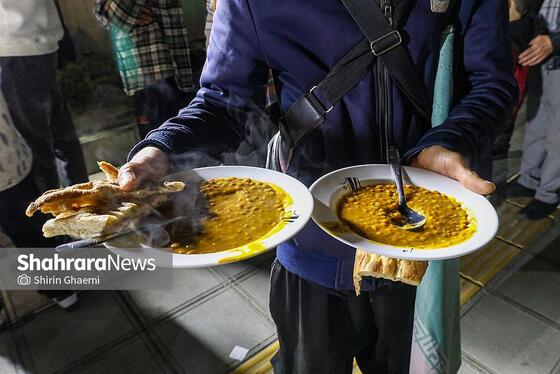 گزارش تصویری | پخت غذای نذری برای مردم حاضر در خیابان