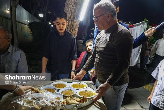 گزارش تصویری | پخت غذای نذری برای مردم حاضر در خیابان