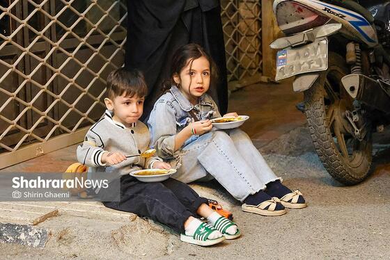 گزارش تصویری | پخت غذای نذری برای مردم حاضر در خیابان