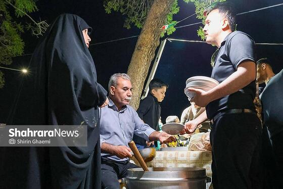 گزارش تصویری | پخت غذای نذری برای مردم حاضر در خیابان