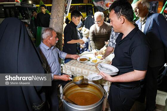 گزارش تصویری | پخت غذای نذری برای مردم حاضر در خیابان