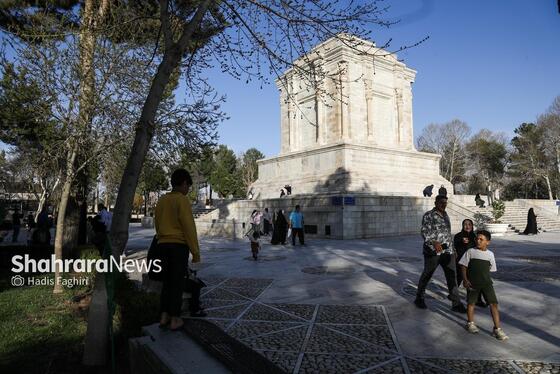 گزارش تصویری | حضور مسافران نوروزی در آرامگاه فردوسی در نوروز ۱۴۰۵