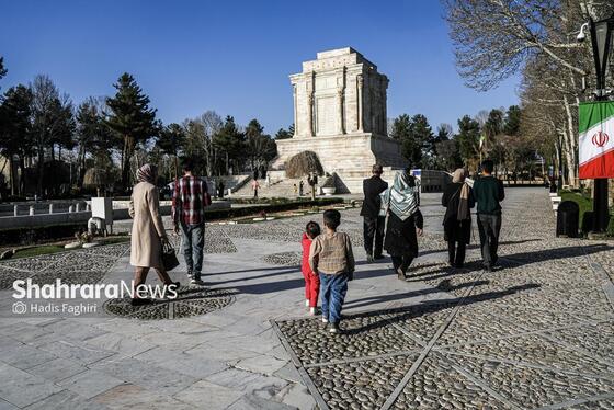 گزارش تصویری | حضور مسافران نوروزی در آرامگاه فردوسی در نوروز ۱۴۰۵