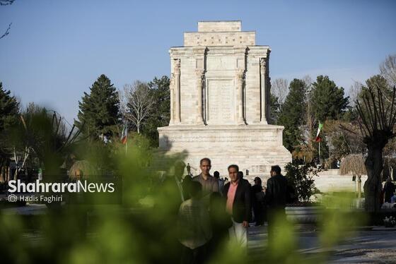گزارش تصویری | حضور مسافران نوروزی در آرامگاه فردوسی در نوروز ۱۴۰۵