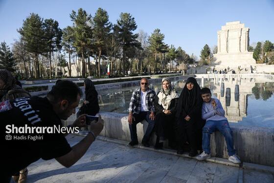 گزارش تصویری | حضور مسافران نوروزی در آرامگاه فردوسی در نوروز ۱۴۰۵