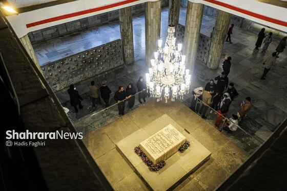 گزارش تصویری | حضور مسافران نوروزی در آرامگاه فردوسی در نوروز ۱۴۰۵