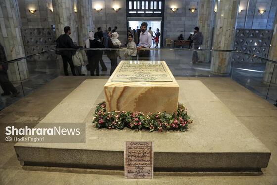 گزارش تصویری | حضور مسافران نوروزی در آرامگاه فردوسی در نوروز ۱۴۰۵