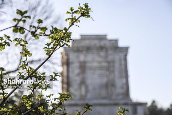 گزارش تصویری | حضور مسافران نوروزی در آرامگاه فردوسی در نوروز ۱۴۰۵