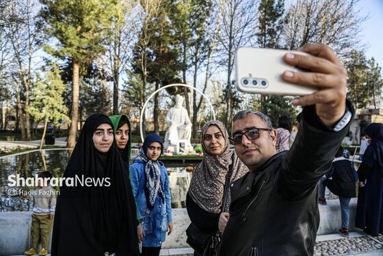 گزارش تصویری | حضور مسافران نوروزی در آرامگاه فردوسی در نوروز ۱۴۰۵