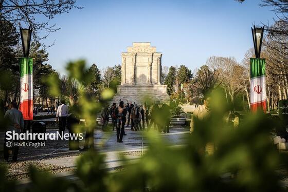 گزارش تصویری | حضور مسافران نوروزی در آرامگاه فردوسی در نوروز ۱۴۰۵