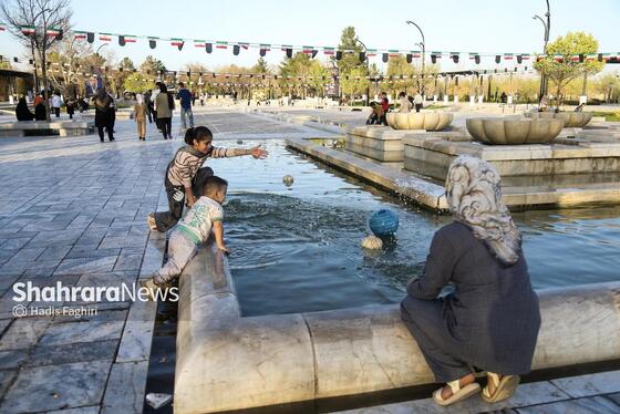 گزارش تصویری | حضور مسافران نوروزی در آرامگاه فردوسی در نوروز ۱۴۰۵