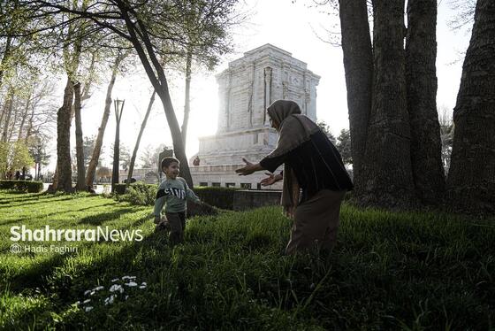 گزارش تصویری | حضور مسافران نوروزی در آرامگاه فردوسی در نوروز ۱۴۰۵