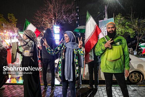 گزارش تصویری | بیست و هفتمین شب حضور حماسی مردم در شب بارانی مشهد ۲ (۷ فروردین ۱۴۰۵)