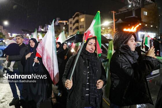 گزارش تصویری | بیست و هفتمین شب حضور حماسی مردم در شب بارانی مشهد ۲ (۷ فروردین ۱۴۰۵)