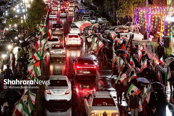 گزارش تصویری | بیست و هفتمین شب حضور حماسی مردم در شب بارانی مشهد ۲ (۷ فروردین ۱۴۰۵)