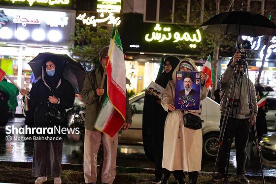 گزارش تصویری | بیست و هفتمین شب حضور حماسی مردم در شب بارانی مشهد ۲ (۷ فروردین ۱۴۰۵)