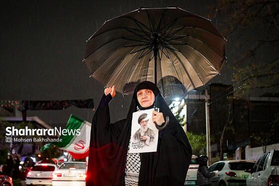 گزارش تصویری | بیست و هفتمین شب حضور حماسی مردم در شب بارانی مشهد ۲ (۷ فروردین ۱۴۰۵)