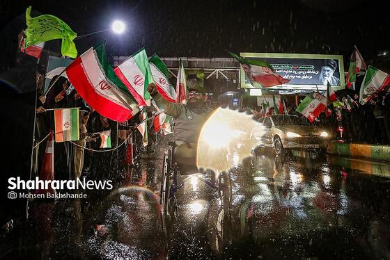 گزارش تصویری | بیست و هفتمین شب حضور حماسی مردم در شب بارانی مشهد ۲ (۷ فروردین ۱۴۰۵)