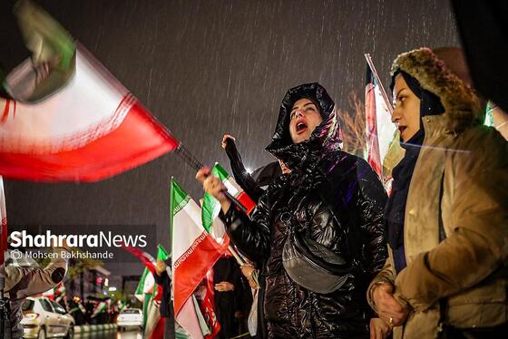 گزارش تصویری | بیست و هفتمین شب حضور حماسی مردم در شب بارانی مشهد ۲ (۷ فروردین ۱۴۰۵)