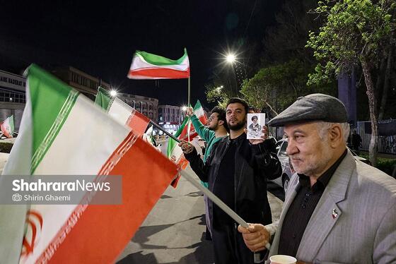 گزارش تصویری | بیست و نهمین شب حضور حماسی مردم مشهد،حضور کادر درمان در سنگر خیابان