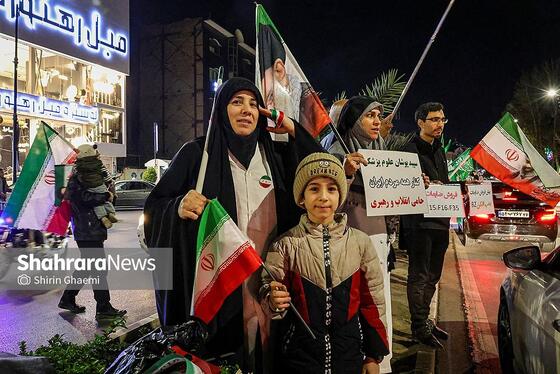 گزارش تصویری | بیست و نهمین شب حضور حماسی مردم مشهد،حضور کادر درمان در سنگر خیابان