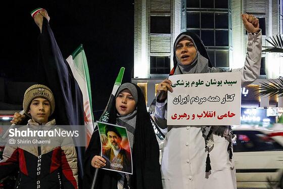 گزارش تصویری | بیست و نهمین شب حضور حماسی مردم مشهد،حضور کادر درمان در سنگر خیابان