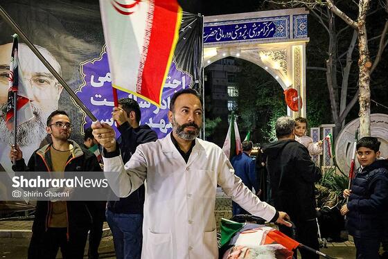 گزارش تصویری | بیست و نهمین شب حضور حماسی مردم مشهد،حضور کادر درمان در سنگر خیابان