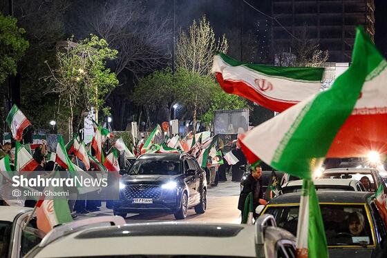 گزارش تصویری | بیست و نهمین شب حضور حماسی مردم مشهد،حضور کادر درمان در سنگر خیابان