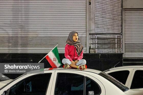 گزارش تصویری | بیست و نهمین شب حضور حماسی مردم مشهد،حضور کادر درمان در سنگر خیابان