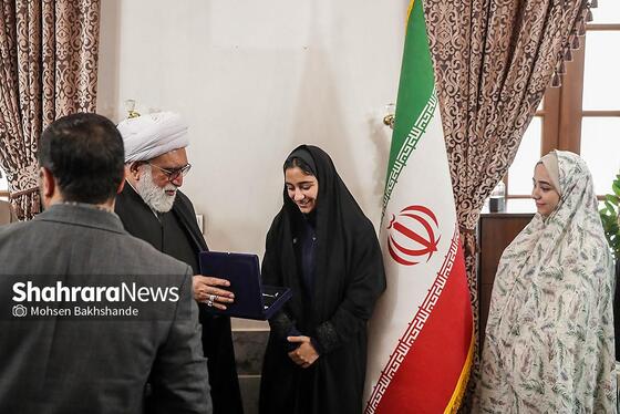 گزارش تصویری | دیدار تولیت آستان قدس رضوی با سارا دیدار بازیکن تیم ملی فوتبال ایران