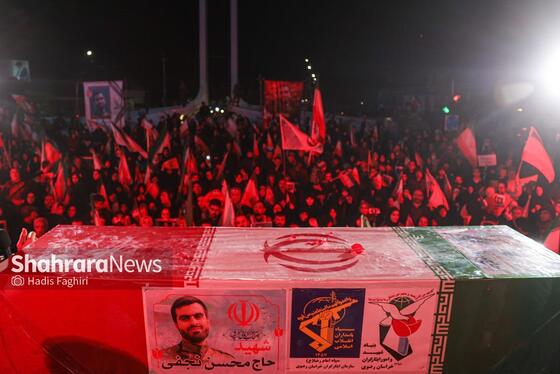 گزارش تصویری | سی‌وسومین شب حضور حماسی مردم مشهد در خیابان‌ها | مراسم وداع با پیکر شهدای امنیت در میدان فلسطین
