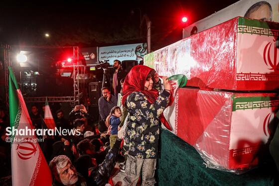 گزارش تصویری | سی‌وسومین شب حضور حماسی مردم مشهد در خیابان‌ها | مراسم وداع با پیکر شهدای امنیت در میدان فلسطین
