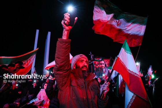 گزارش تصویری | سی‌وسومین شب حضور حماسی مردم مشهد در خیابان‌ها | مراسم وداع با پیکر شهدای امنیت در میدان فلسطین