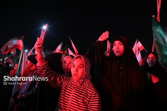 گزارش تصویری | سی‌وسومین شب حضور حماسی مردم مشهد در خیابان‌ها | مراسم وداع با پیکر شهدای امنیت در میدان فلسطین
