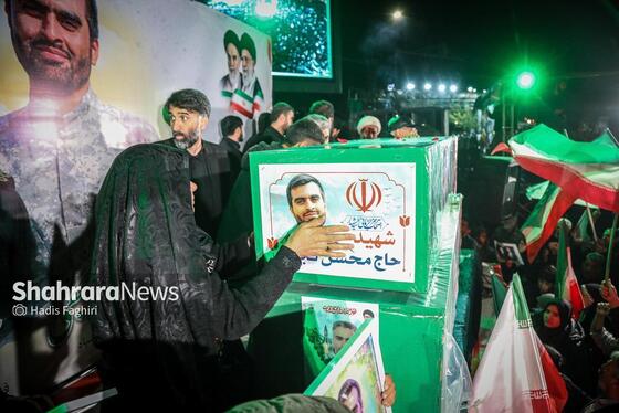 گزارش تصویری | سی‌وسومین شب حضور حماسی مردم مشهد در خیابان‌ها | مراسم وداع با پیکر شهدای امنیت در میدان فلسطین