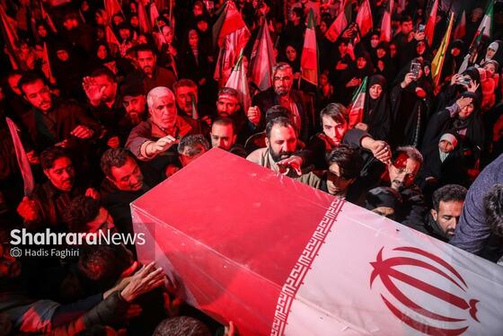 گزارش تصویری | سی‌وسومین شب حضور حماسی مردم مشهد در خیابان‌ها | مراسم وداع با پیکر شهدای امنیت در میدان فلسطین