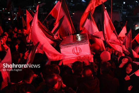 گزارش تصویری | سی‌وسومین شب حضور حماسی مردم مشهد در خیابان‌ها | مراسم وداع با پیکر شهدای امنیت در میدان فلسطین